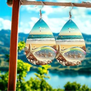 1 pair Hawaii faux leather tear drop shape dangle earrings 
Faux fashion jewelry